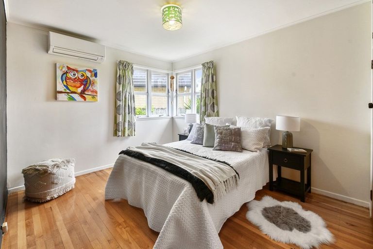 Photo of property in 16 Penruddocke Road, Half Moon Bay, Auckland, 2012