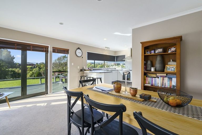 Photo of property in 4 Jasmine Place, Fitzherbert, Palmerston North, 4410