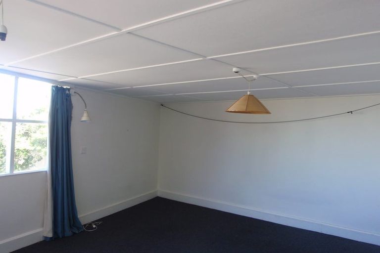 Photo of property in 2 Sugarloaf Road, Brooklyn, Wellington, 6021