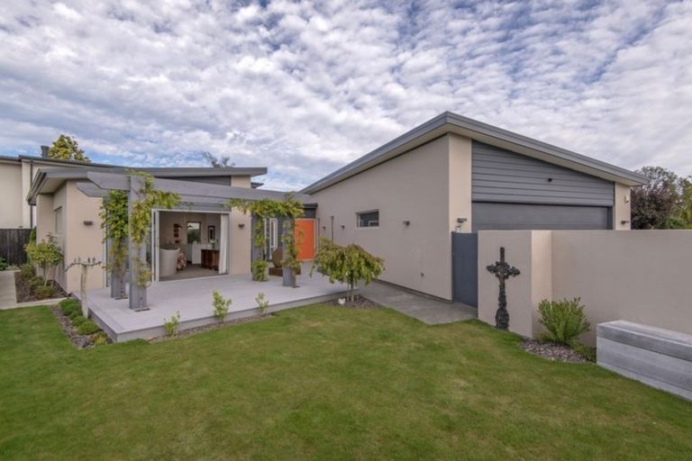 Photo of property in 18 Garreg Road, Fendalton, Christchurch, 8052