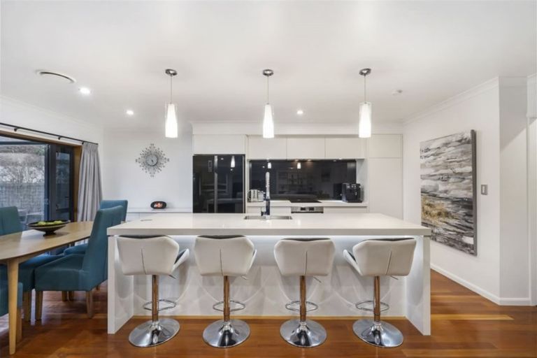 Photo of property in 18 Ravenwood Drive, Forrest Hill, Auckland, 0620