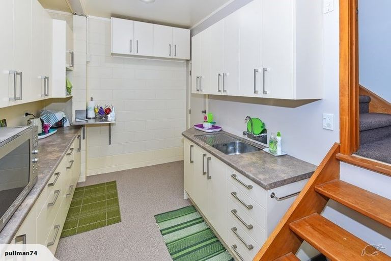 Photo of property in 1 Kingsclere Place, Goodwood Heights, Auckland, 2105