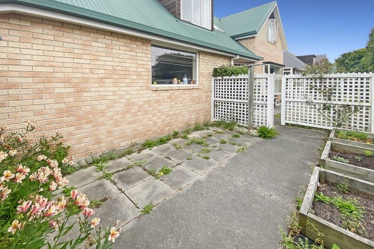 Photo of property in 2/37 Avonhead Road, Avonhead, Christchurch, 8042
