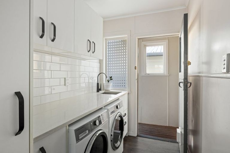 Photo of property in 31 Sunnyside Road, Sunnyvale, Auckland, 0612