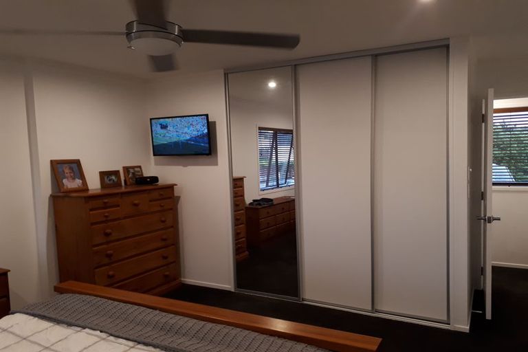 Photo of property in 5 West Harbour Drive, West Harbour, Auckland, 0618
