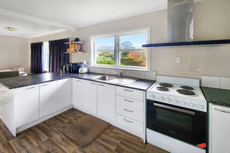 Photo of property in 5 Willow Grove, Wainuiomata, Lower Hutt, 5014