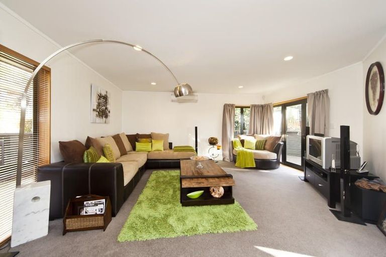 Photo of property in 19 Farquhar Road, Glendene, Auckland, 0602