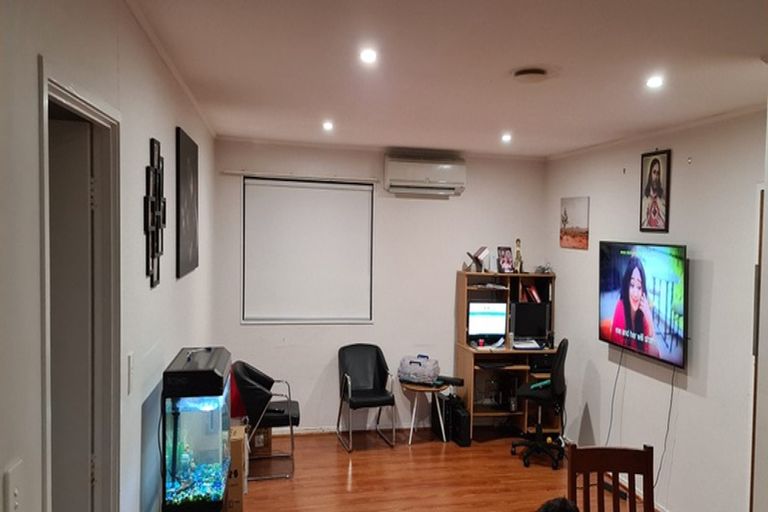 Photo of property in 1/219 Glenfield Road, Hillcrest, Auckland, 0627