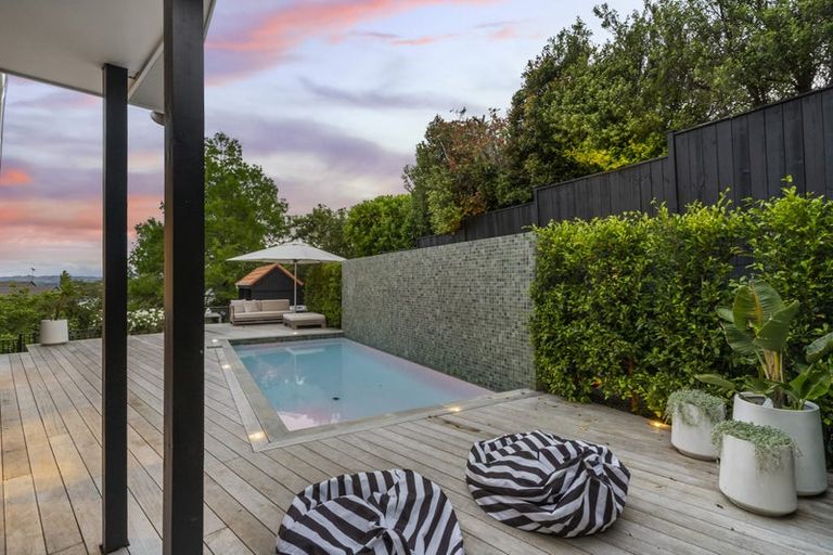 Photo of property in 16 Fenton Terrace, Cockle Bay, Auckland, 2014