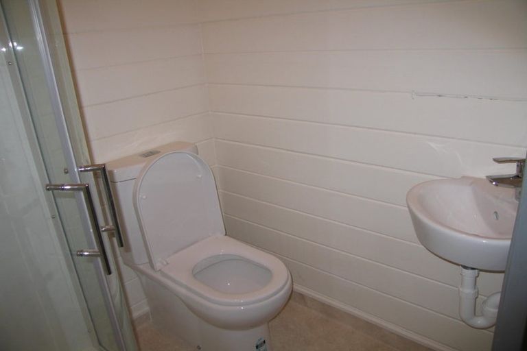 Photo of property in 90 Kelburn Parade, Kelburn, Wellington, 6012