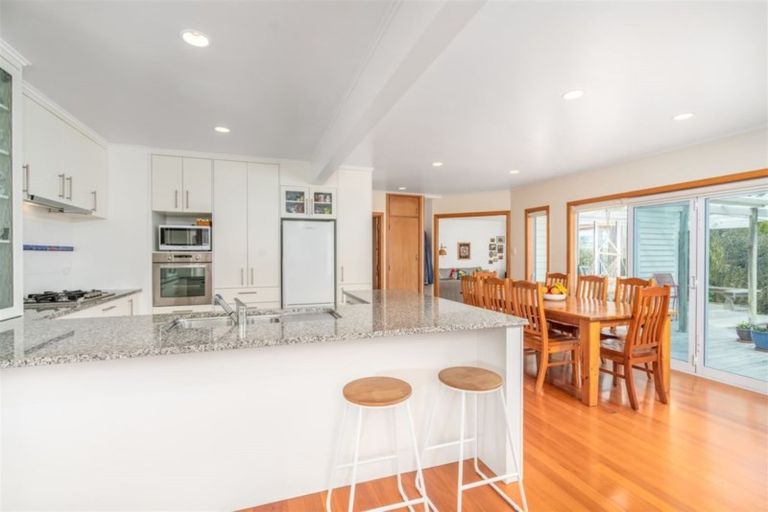 Photo of property in 164 Motu Road, Kumeu, 0891