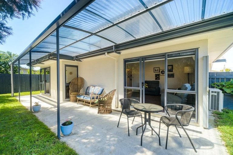 Photo of property in 17 Woburn Place, Takaro, Palmerston North, 4412