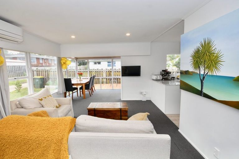 Photo of property in 1/11 Kapiti Place, Sunnynook, Auckland, 0620