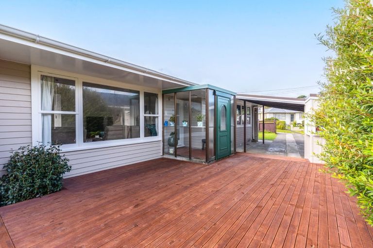 Photo of property in 33 Lynda Avenue, Paparangi, Wellington, 6037