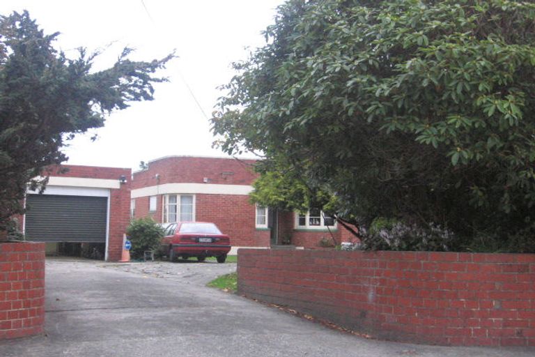 Photo of property in 2 Saulbrey Grove, Woburn, Lower Hutt, 5010