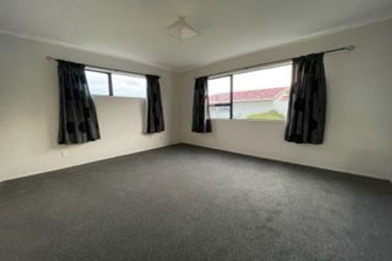 Photo of property in 26a Cheltenham Terrace, Newlands, Wellington, 6037
