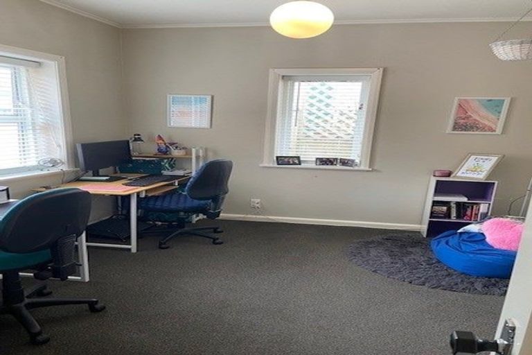 Photo of property in 28 The Quadrant, Miramar, Wellington, 6022