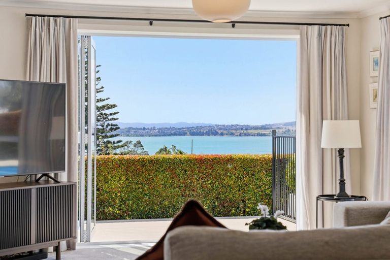 Photo of property in 2 Callender Place, Shelly Park, Auckland, 2014