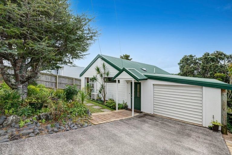 Photo of property in 13 Moffat Road, Red Beach, 0932