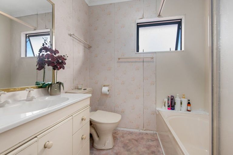 Photo of property in 100 Pacific Drive, Fitzherbert, Palmerston North, 4410