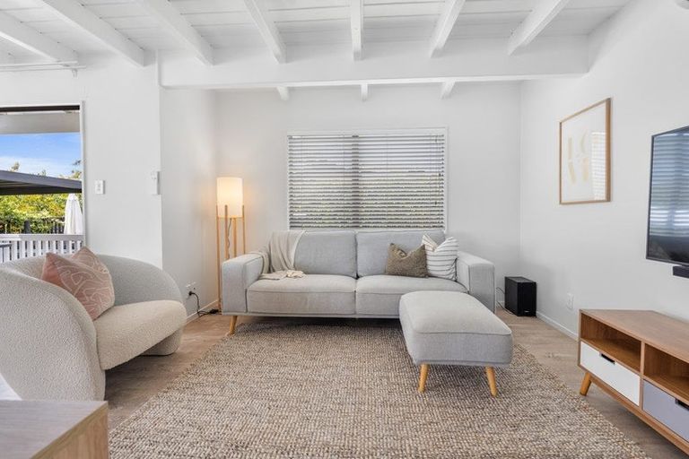 Photo of property in 16b Bay Street, Red Beach, 0932