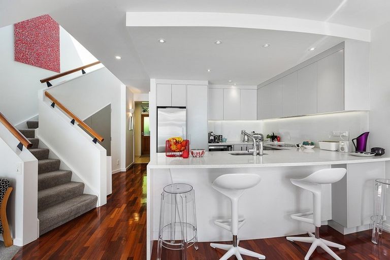 Photo of property in 2/363 Karaka Bay Road, Karaka Bays, Wellington, 6022