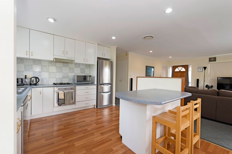 Photo of property in 27 Milan Drive, Glen Eden, Auckland, 0602