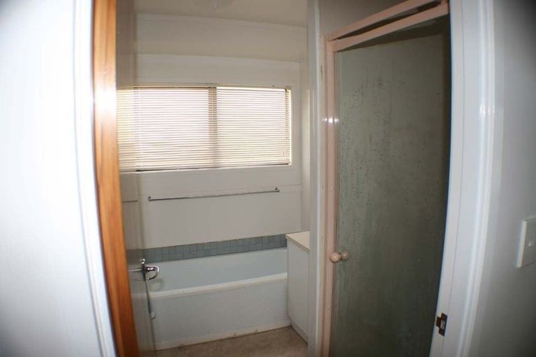 Photo of property in 1 Louise Place, West Harbour, Auckland, 0618