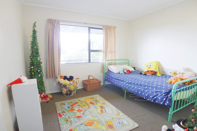 Photo of property in 1/23 Flaunty Place, West Harbour, Auckland, 0618