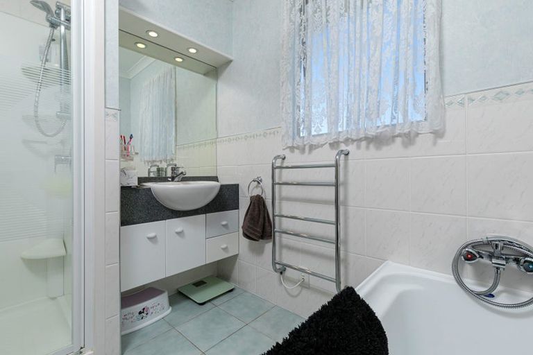 Photo of property in 56 Rosewarne Crescent, Glendene, Auckland, 0602