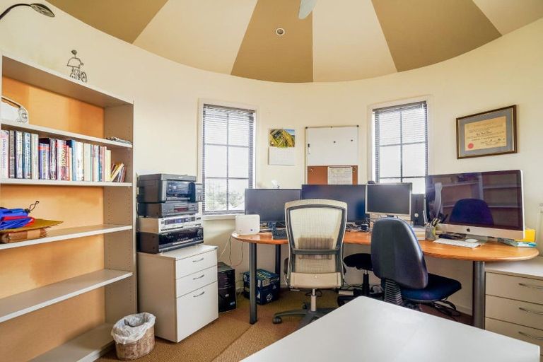 Photo of property in 16 La Lena Grove, Fitzherbert, Palmerston North, 4410