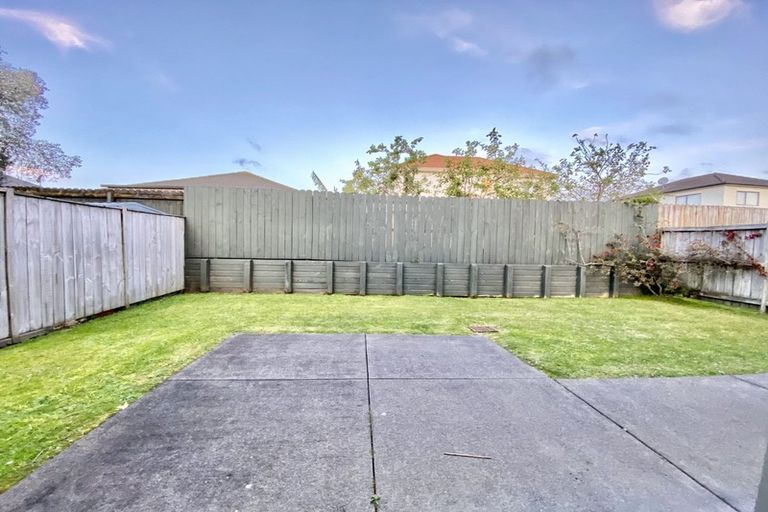 Photo of property in 6 Lissleton Drive, East Tamaki, Auckland, 2013