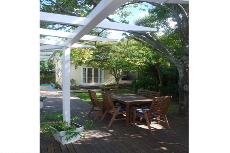 Photo of property in 16 Bridge View Road, Birkenhead, Auckland, 0626