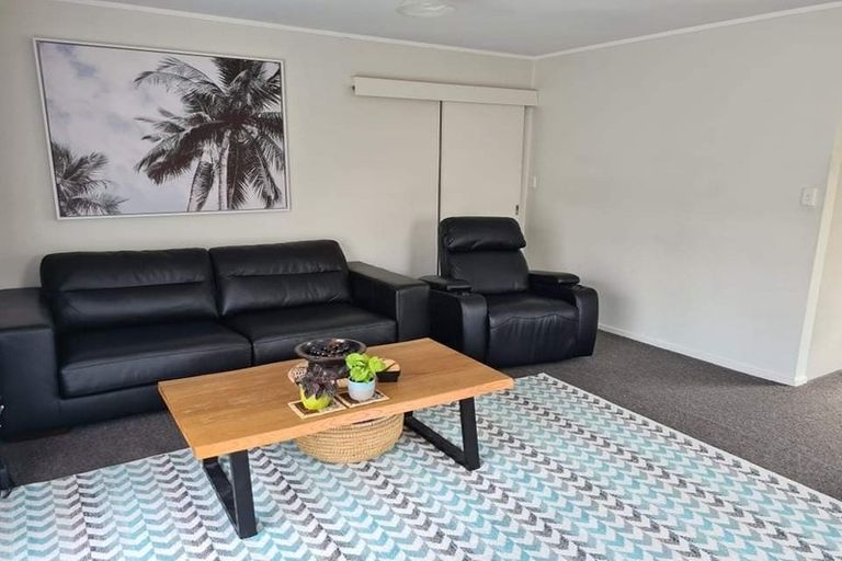 Photo of property in 4/23 Luckens Road, West Harbour, Auckland, 0618