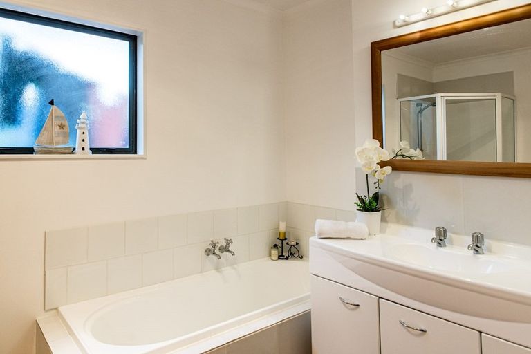 Photo of property in 8 Ruapehu Drive, Fitzherbert, Palmerston North, 4410