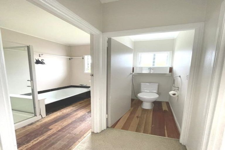 Photo of property in 64 Sylvan Crescent, Te Atatu South, Auckland, 0610