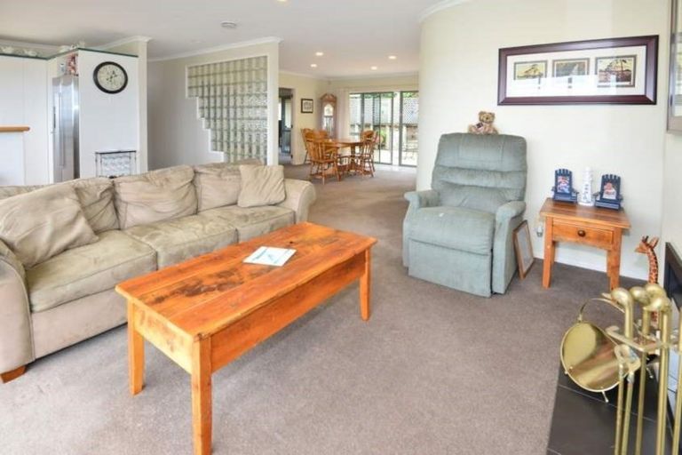 Photo of property in 5 Montcalm Close, Orewa, 0931
