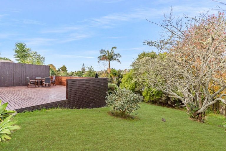 Photo of property in 16 Kashmir Road, Glen Eden, Auckland, 0602