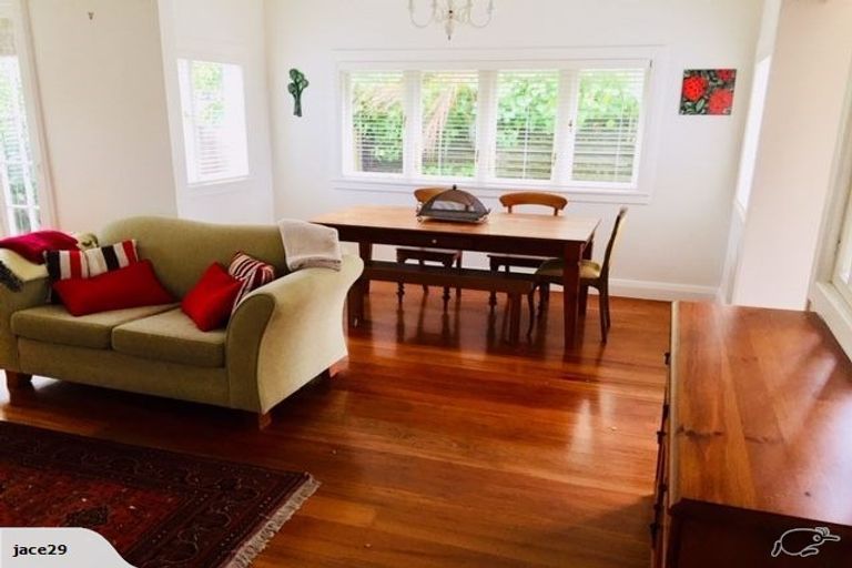 Photo of property in 10 Faulkner Road, Northcote Point, Auckland, 0627