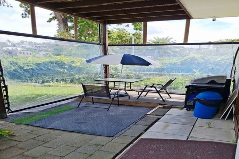 Photo of property in 2/918 Beach Road, Waiake, Auckland, 0630