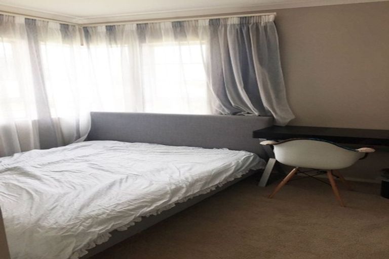 Photo of property in 18 Lorikeet Place, Unsworth Heights, Auckland, 0632