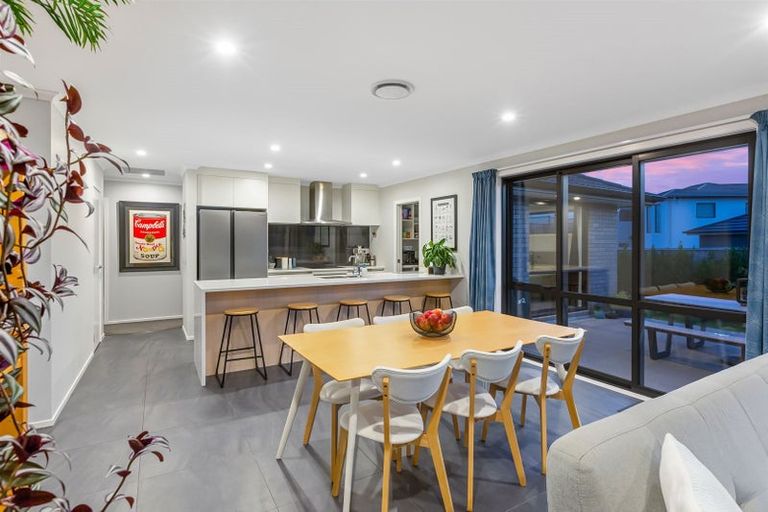 Photo of property in 25 Queen Charlotte Drive, Aotea, Porirua, 5024