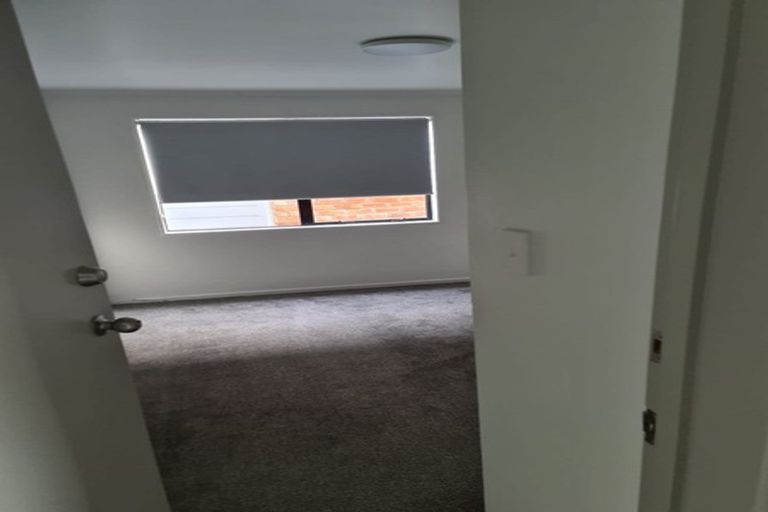 Photo of property in 2/523 Glenfield Road, Glenfield, Auckland, 0629