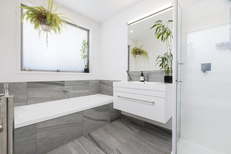 Photo of property in 27 Hiria Crescent, Papamoa Beach, Papamoa, 3118