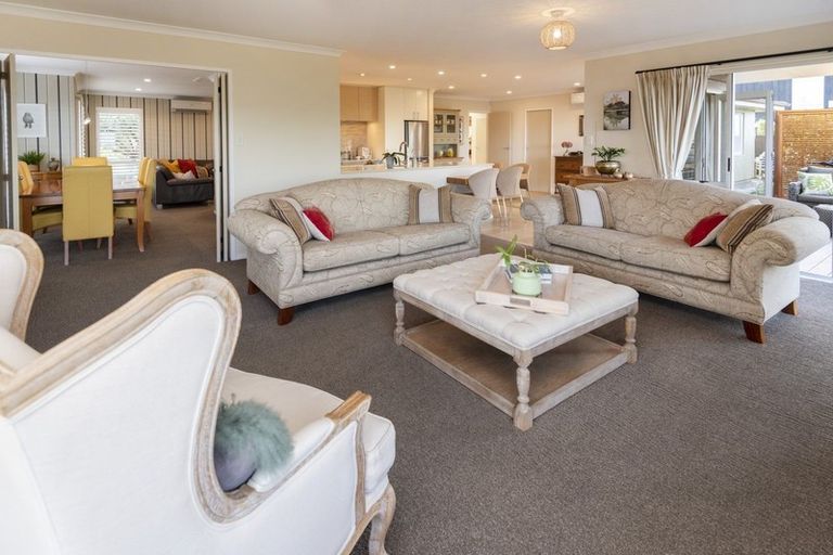 Photo of property in 3 Pounamu Place, Shelly Park, Auckland, 2014