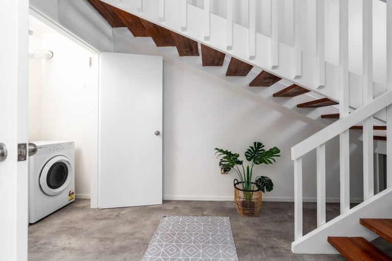 Photo of property in 16 Garden Road, Northland, Wellington, 6012