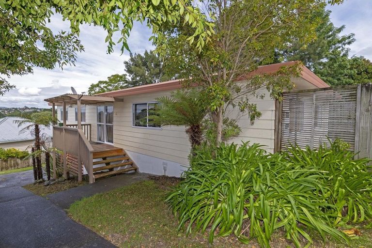 Photo of property in 15 Worthington Place, West Harbour, Auckland, 0618