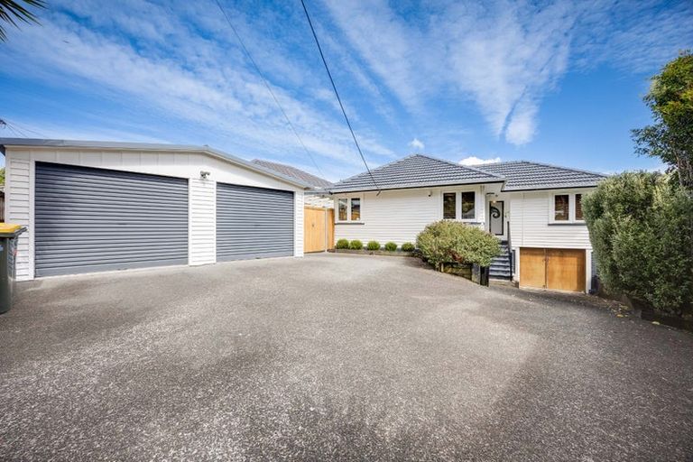 Photo of property in 16 Paton Avenue, Te Atatu South, Auckland, 0610