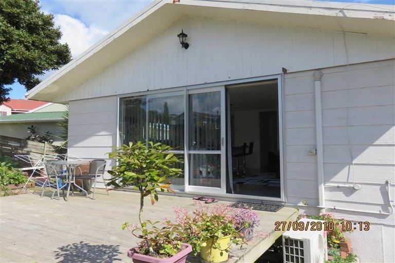 Photo of property in 10 Beauchamp Drive, Massey, Auckland, 0614