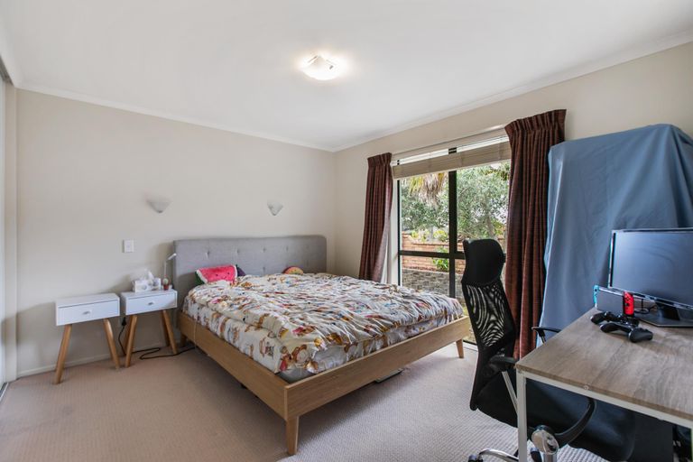 Photo of property in 54 Kittiwake Drive, Schnapper Rock, Auckland, 0632